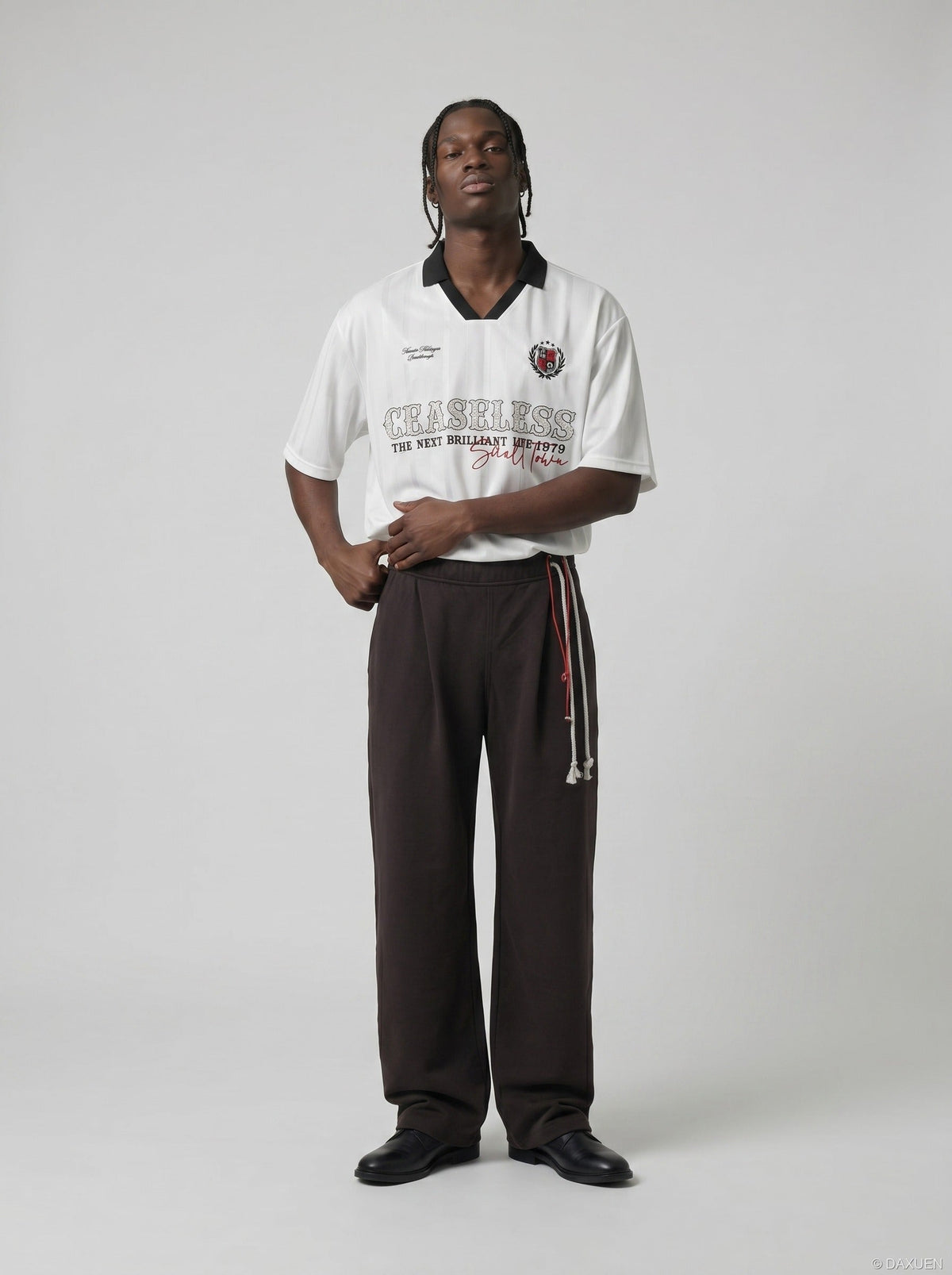 DAXUEN V-neck short-sleeved jersey top with graphic elements — model photo