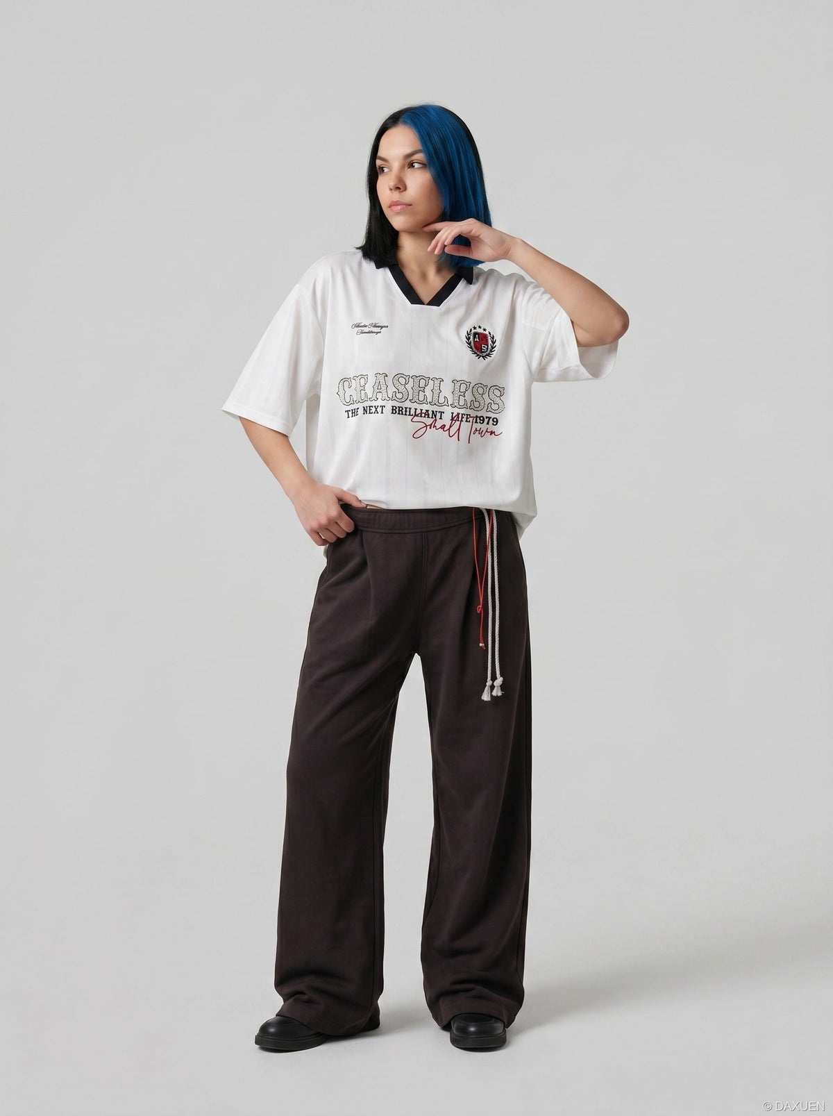 DAXUEN V-neck short-sleeved jersey top with graphic elements — model photo