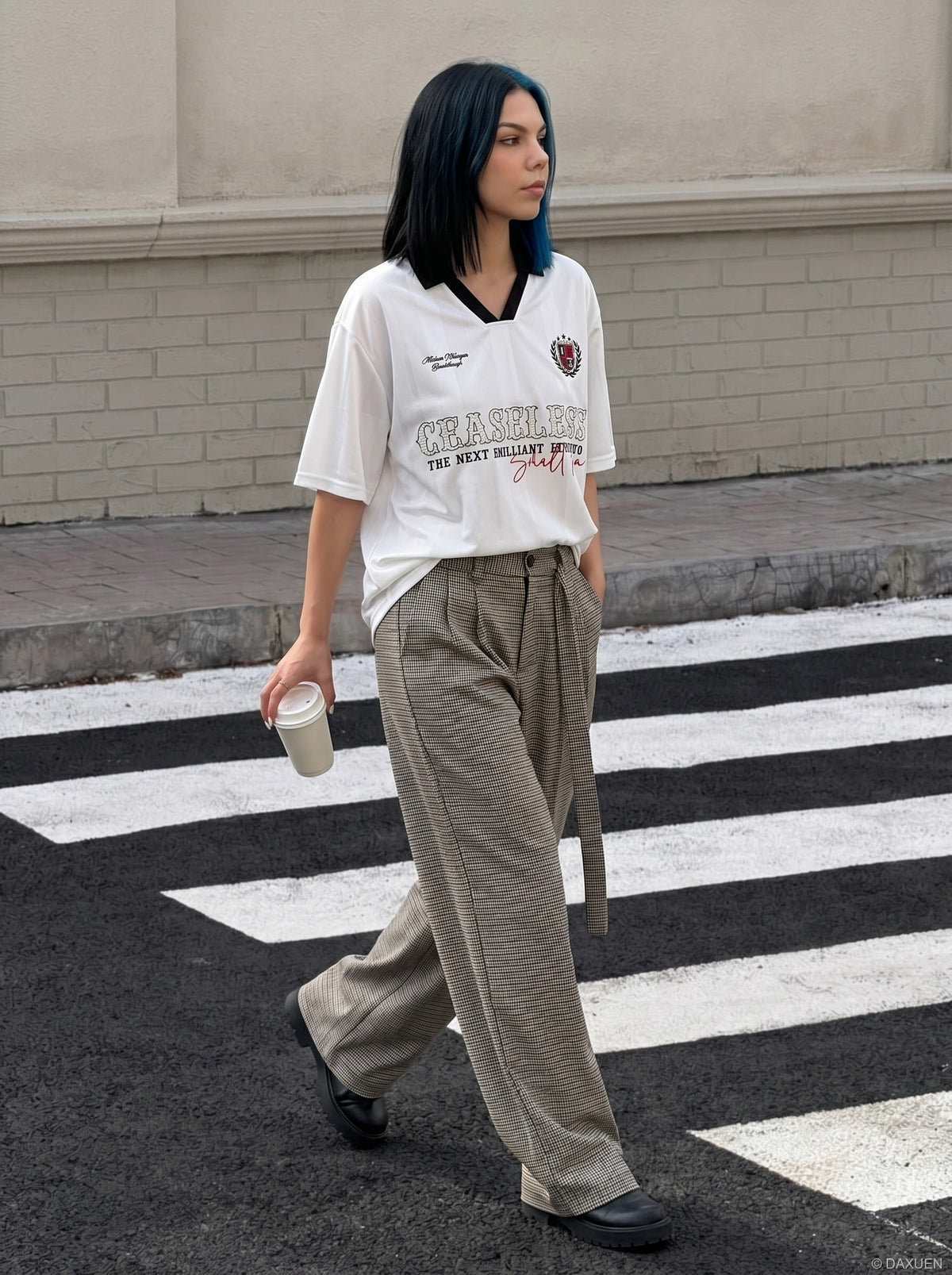 DAXUEN V-neck short-sleeved jersey top with graphic elements — model photo