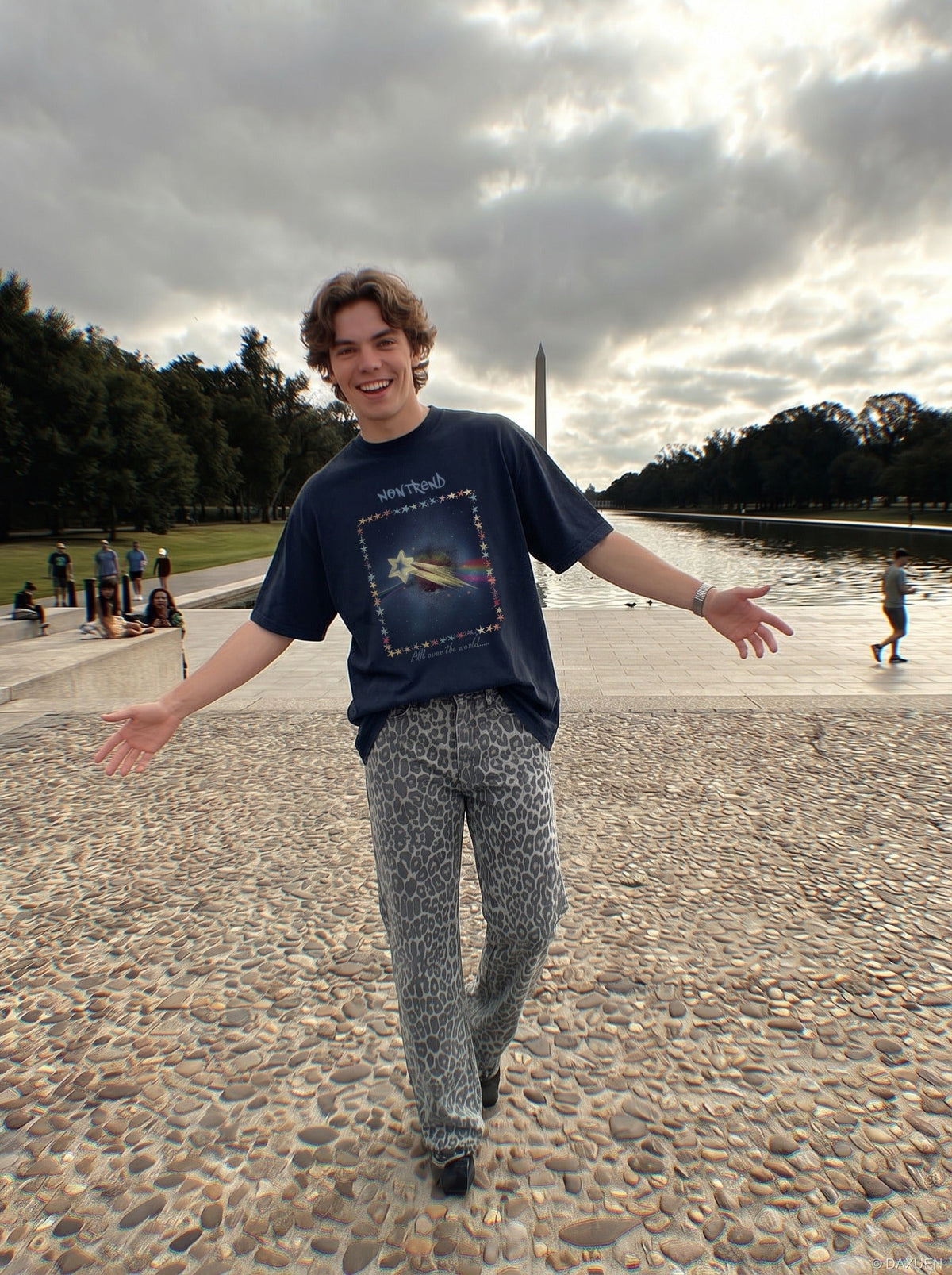 DAXUEN Oversized short-sleeve t-shirt with a celestial graphic — model photo