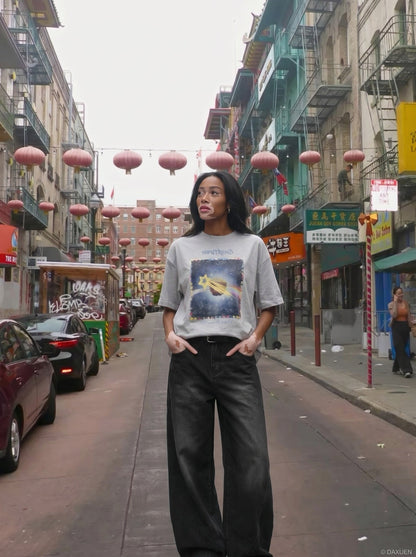 DAXUEN Oversized short-sleeve t-shirt with a celestial graphic — model photo