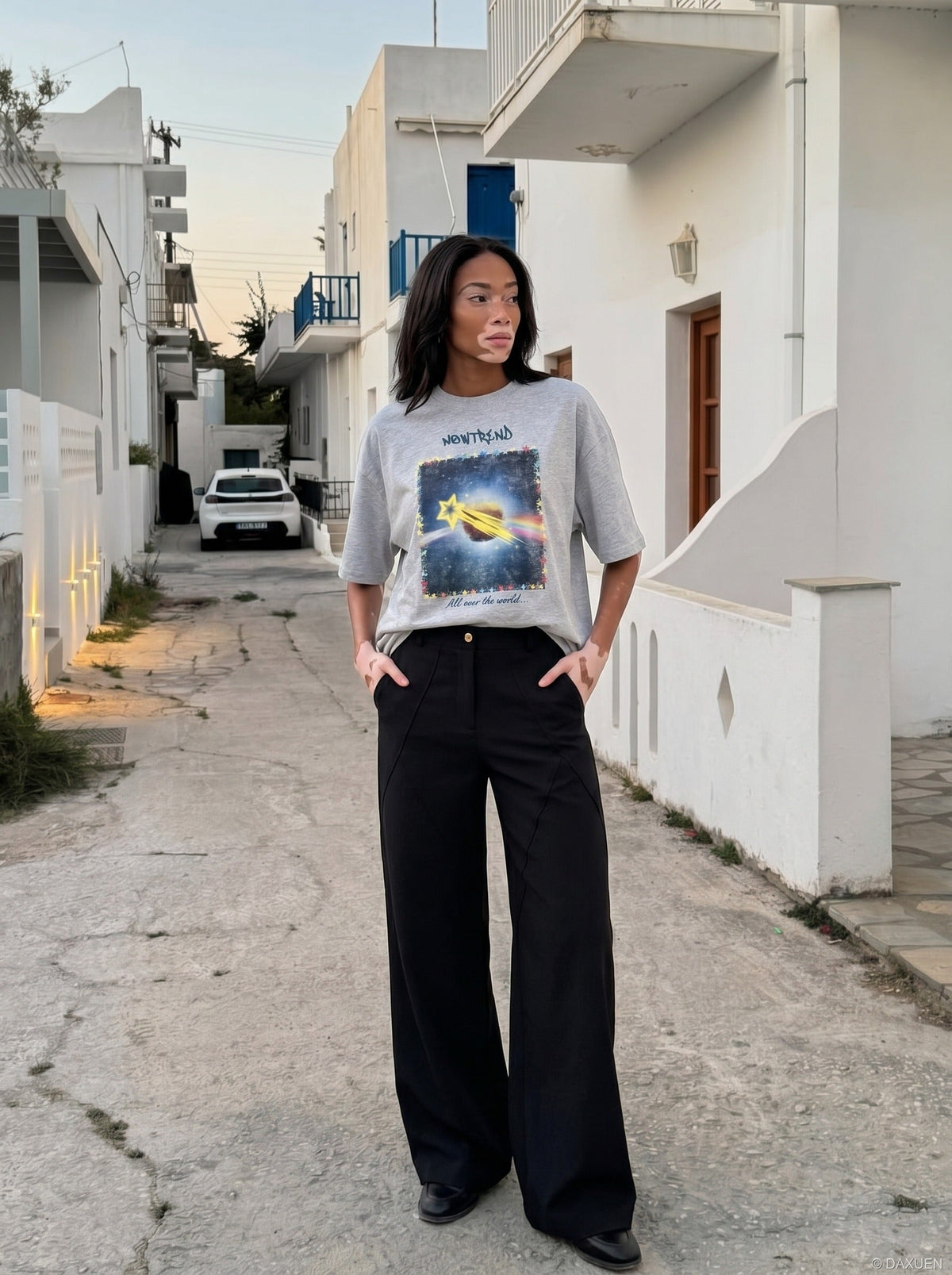 DAXUEN Oversized short-sleeve t-shirt with a celestial graphic — model photo