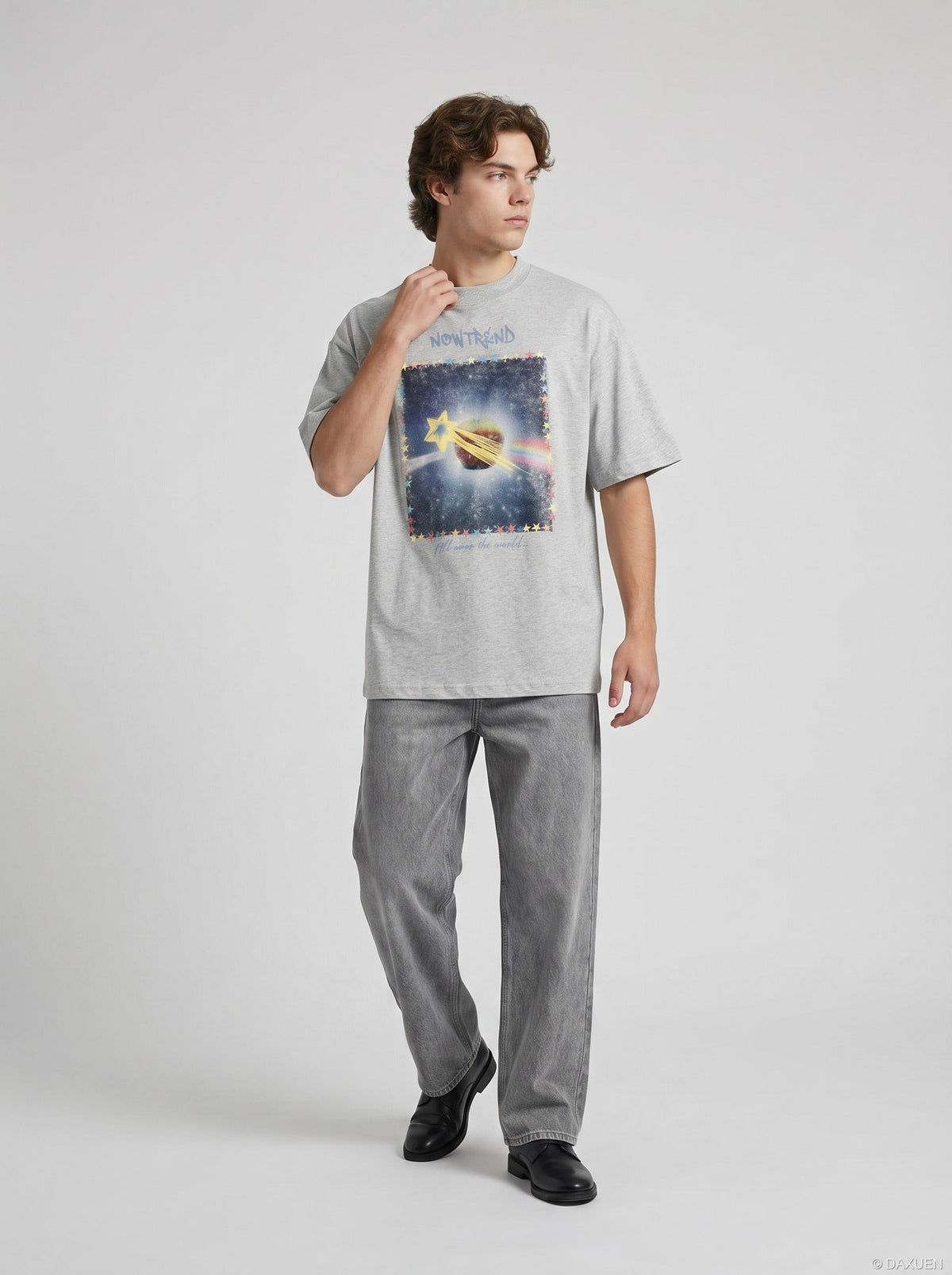 DAXUEN Oversized short-sleeve t-shirt with a celestial graphic — model photo