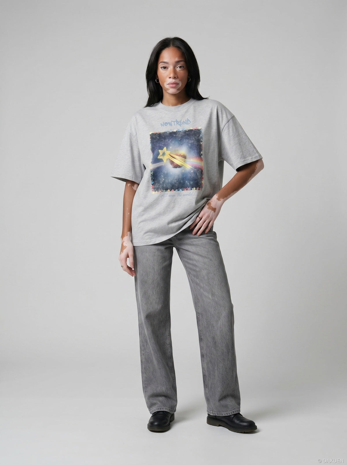 DAXUEN Oversized short-sleeve t-shirt with a celestial graphic — model photo