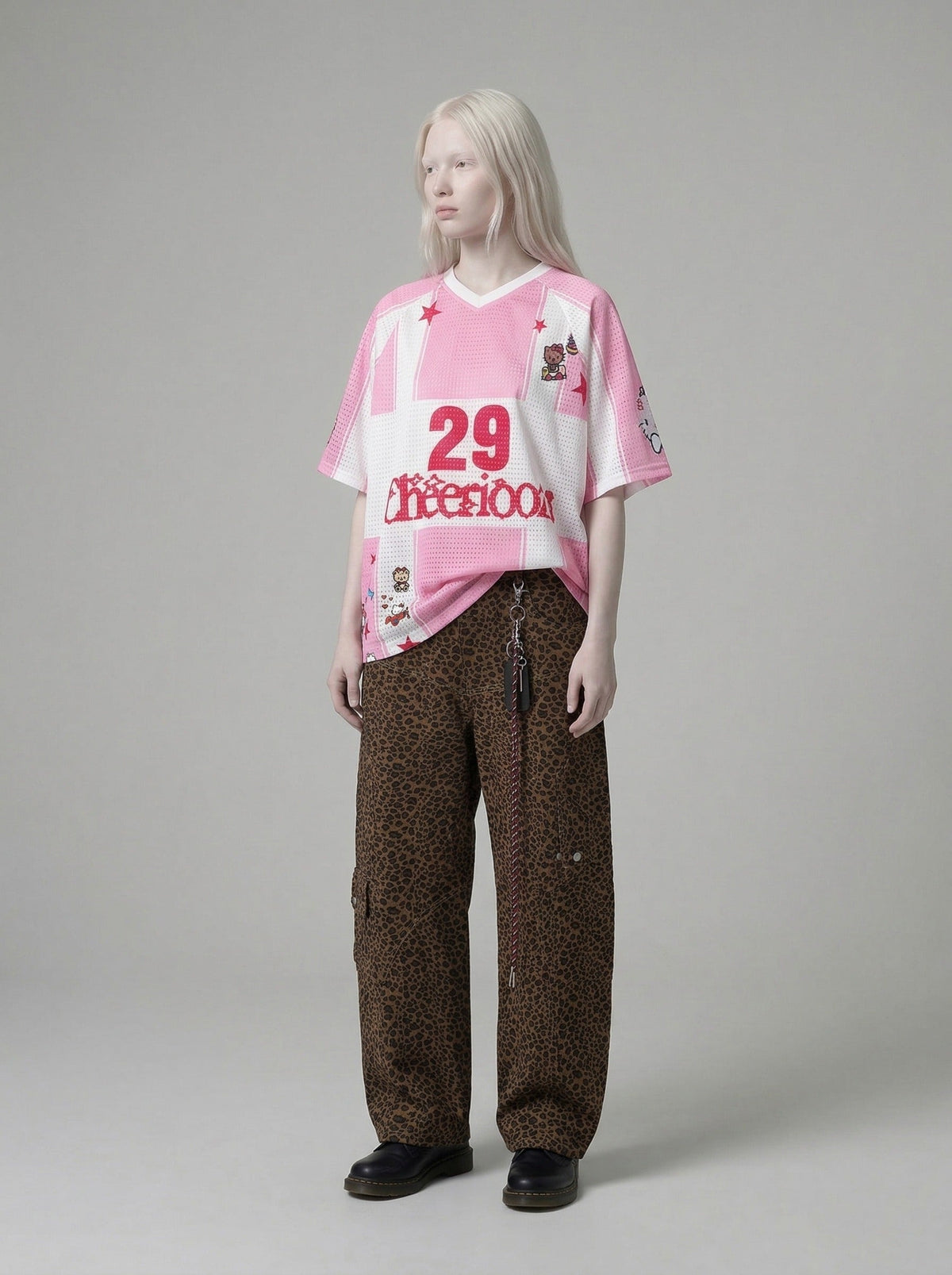 DAXUEN Loose-fitting V-neck jersey top with graphics — model photo