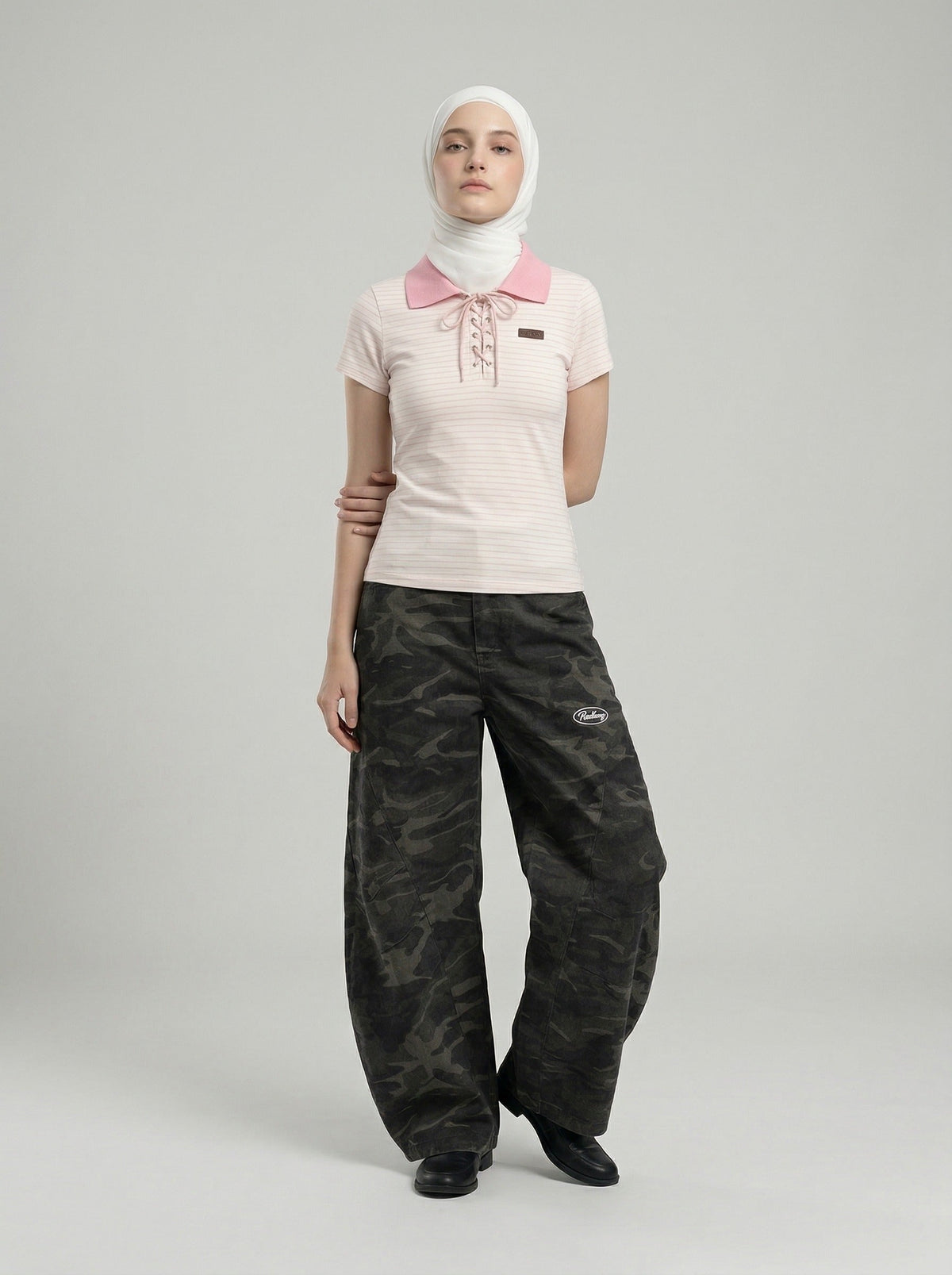 DAXUEN Short-sleeved women's polo shirt with lace-up front — model photo