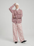 DAXUEN Relaxed-fit camouflage lounge pants — model photo