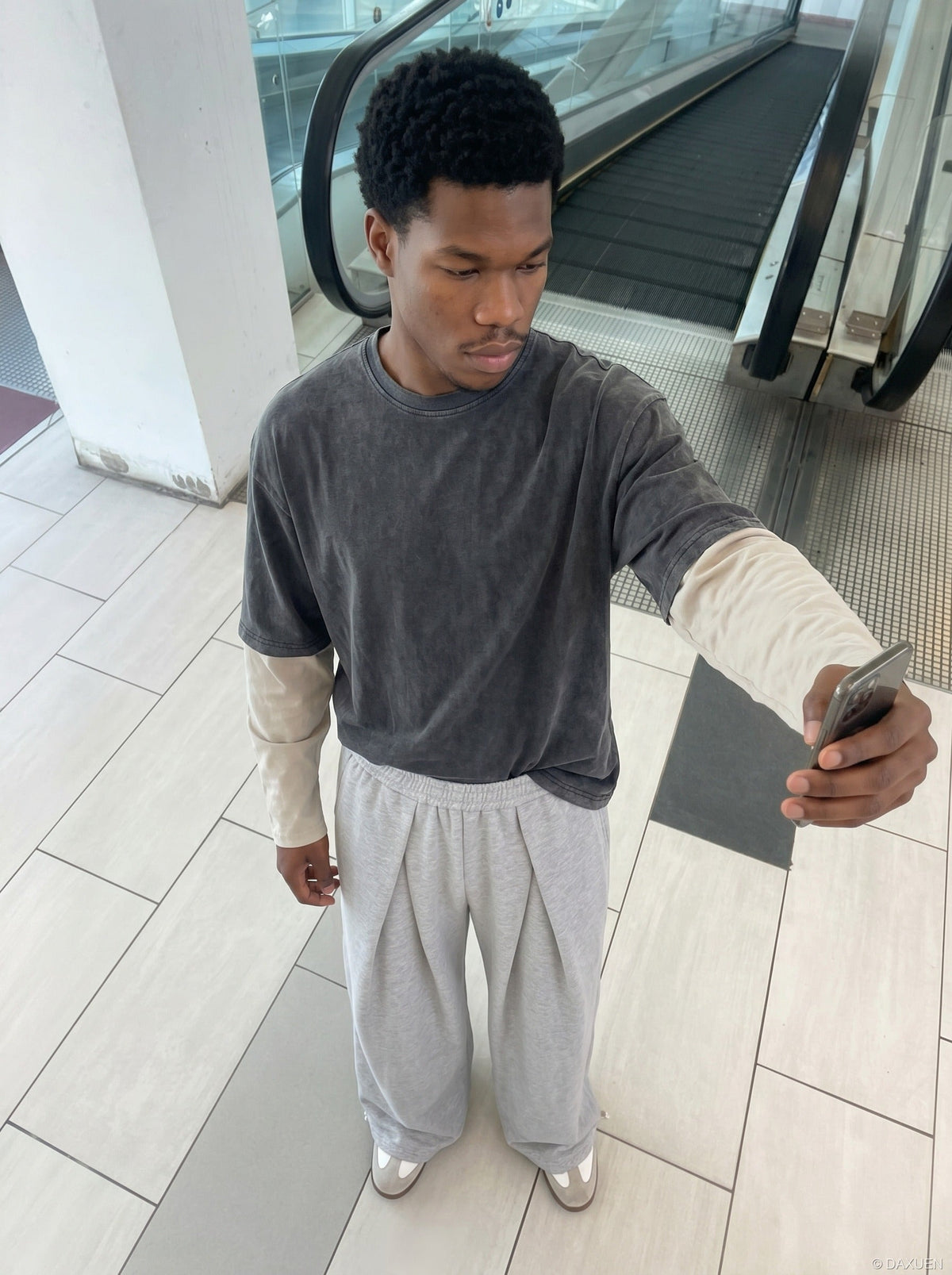 DAXUEN Relaxed-fit wide-leg sweatpants in heather grey — model photo