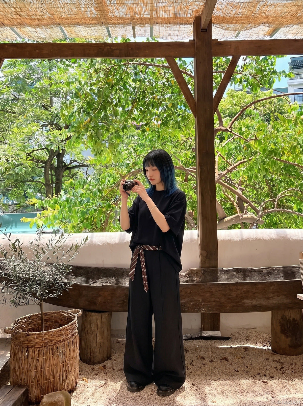DAXUEN Plain oversized short-sleeved t-shirt in black and white — model photo