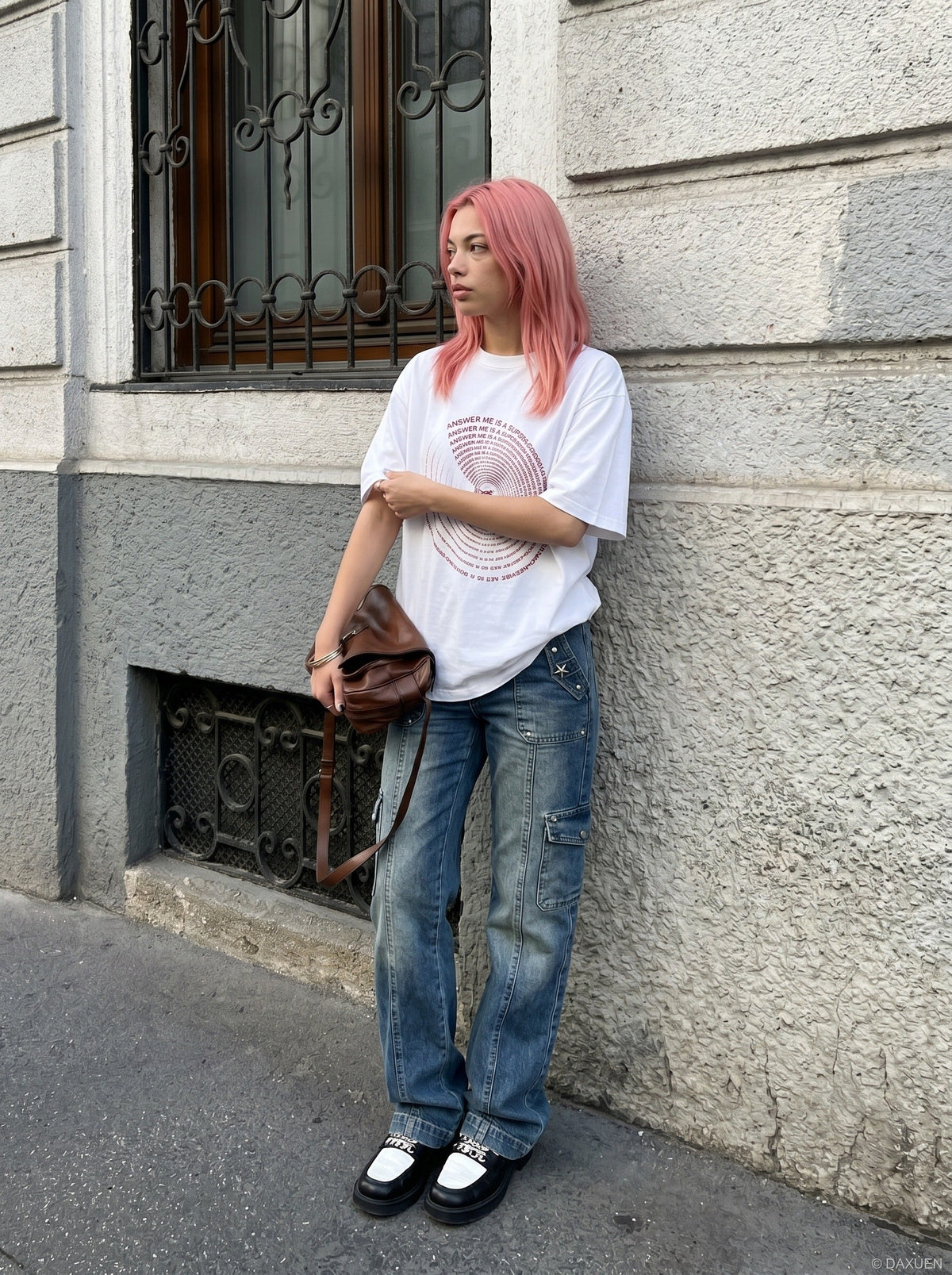 DAXUEN black oversized circular red text graphic tee — model photo