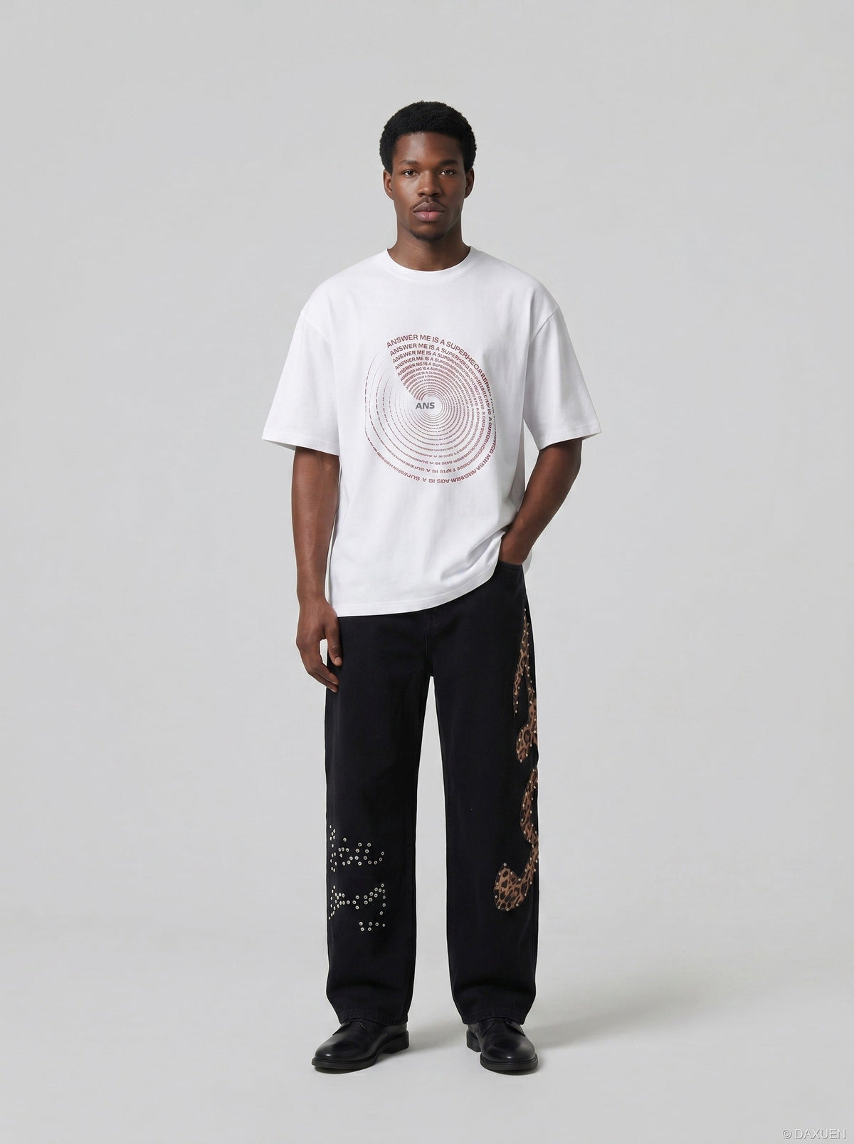 DAXUEN black oversized circular red text graphic tee — model photo