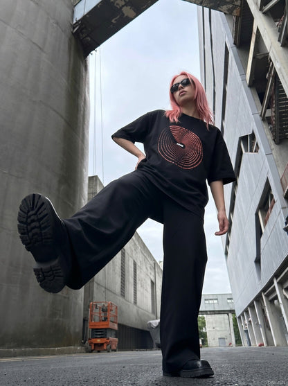 DAXUEN black oversized circular red text graphic tee — model photo