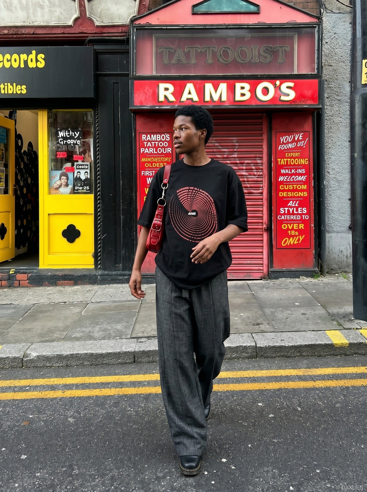 DAXUEN black oversized circular red text graphic tee — model photo