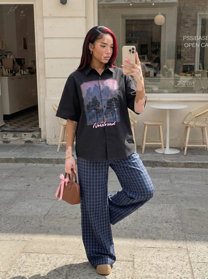 DAXUEN Short-sleeved button-up casual shirt with cityscape graphic — model photo