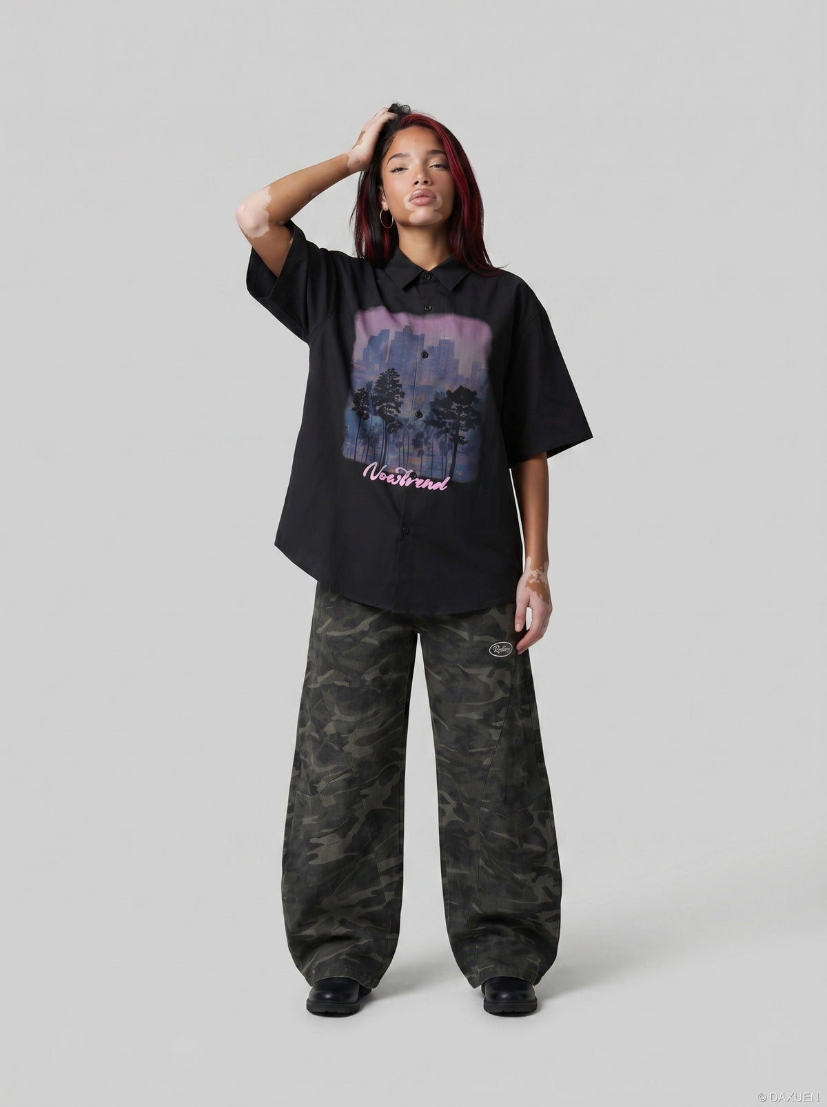 DAXUEN Short-sleeved button-up casual shirt with cityscape graphic — model photo