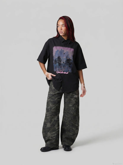 DAXUEN Short-sleeved button-up casual shirt with cityscape graphic — model photo