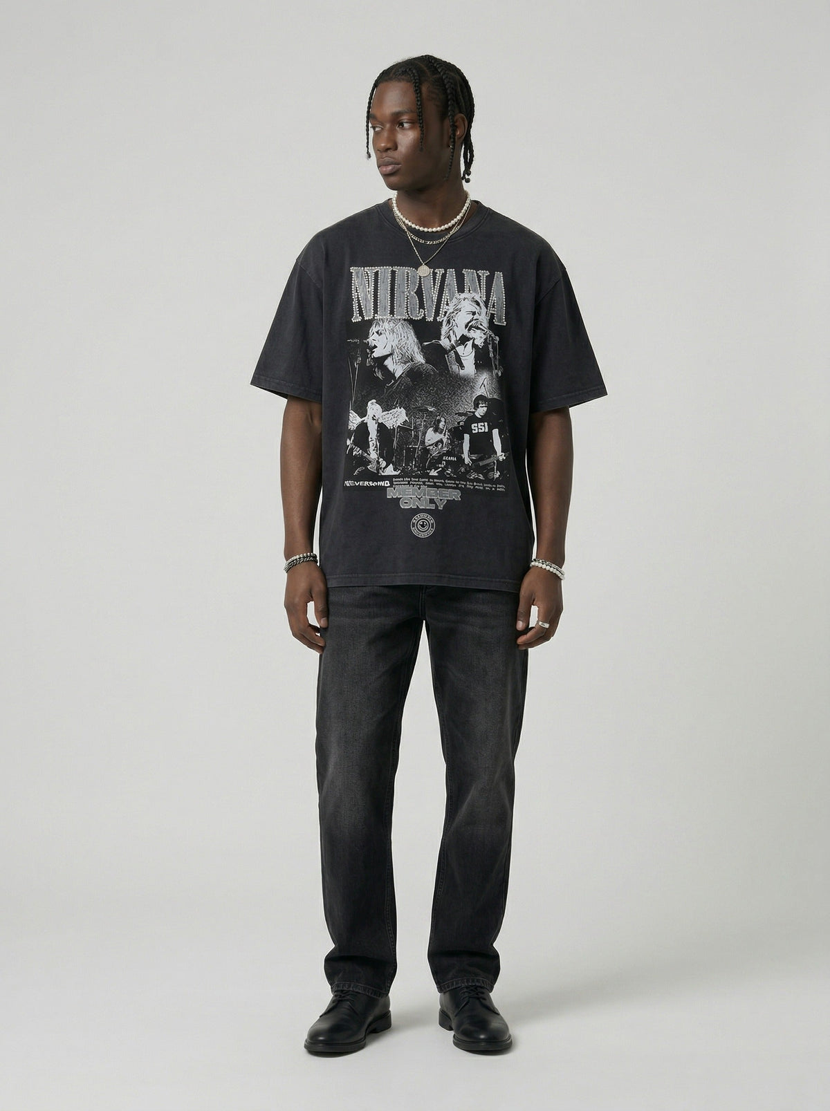 DAXUEN Oversized short-sleeved crew neck t-shirt with concert graphic — model photo