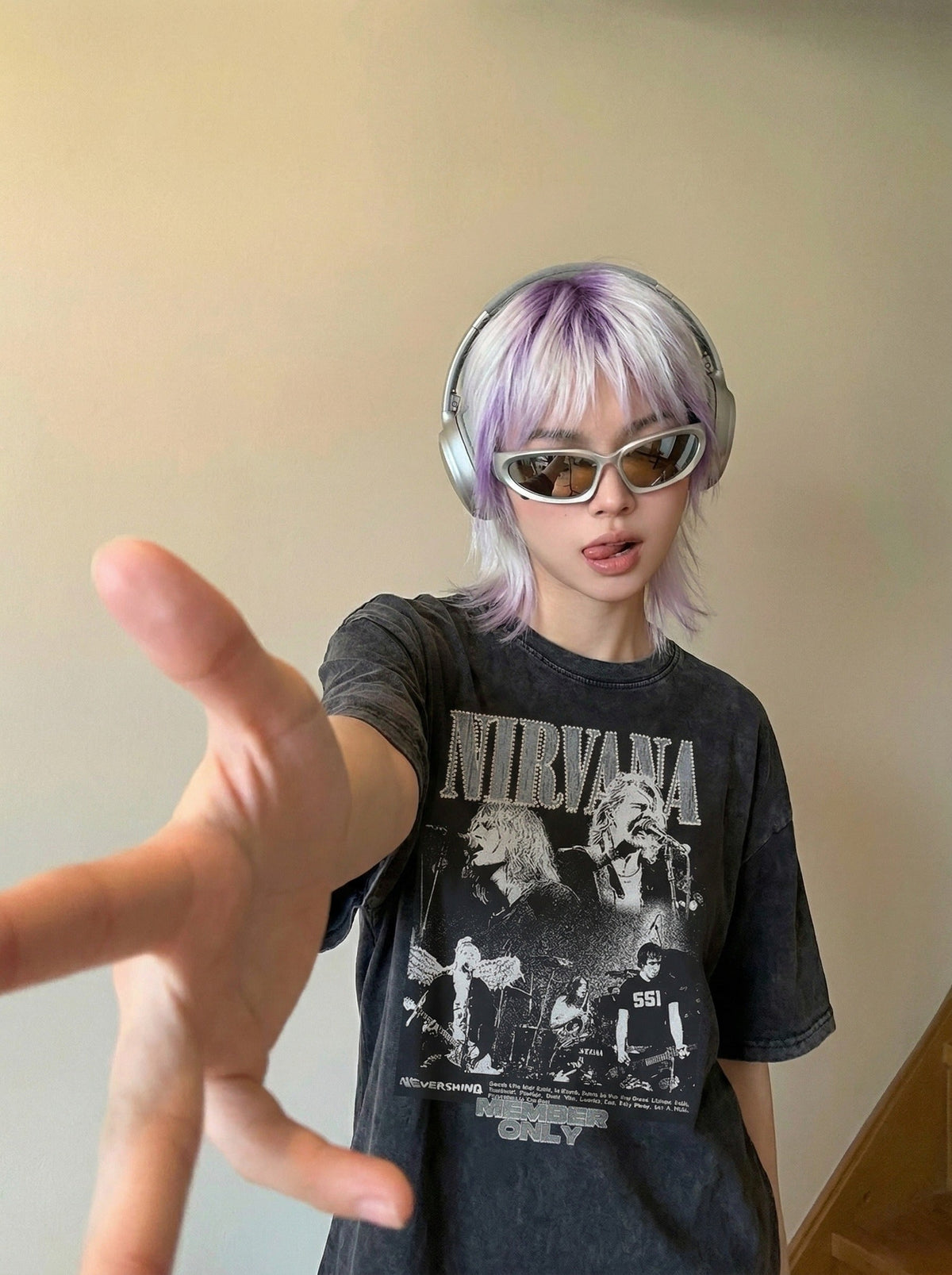 DAXUEN Oversized short-sleeved crew neck t-shirt with concert graphic — model photo