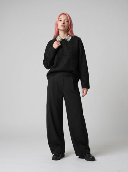 DAXUEN Loose-fitting wide-leg trousers in black and light beige — model photo