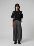 DAXUEN Short-sleeved relaxed-fit T-shirt with contrast stitching — model photo