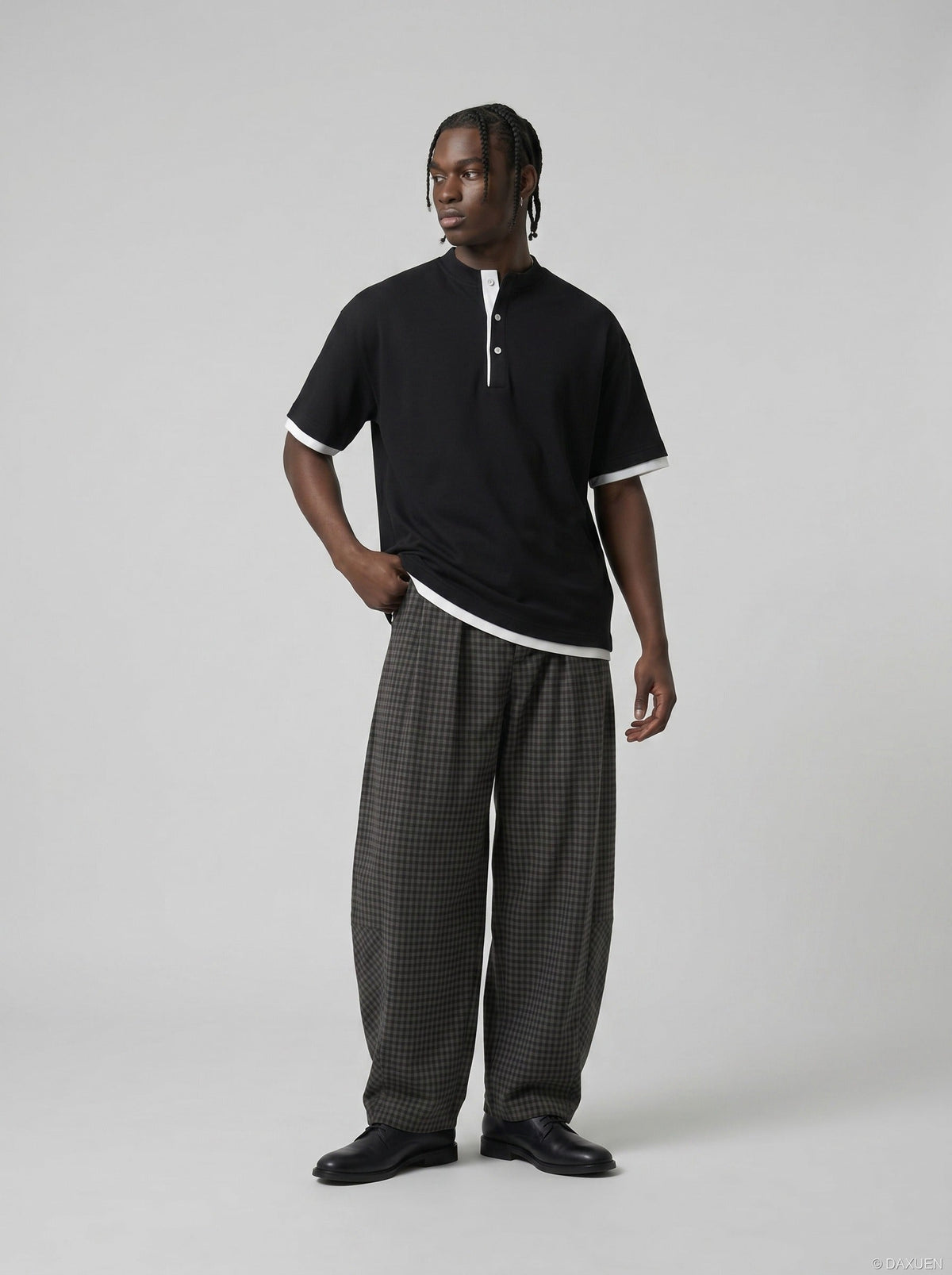 DAXUEN Relaxed fit short-sleeved t-shirt with contrasting trim — model photo