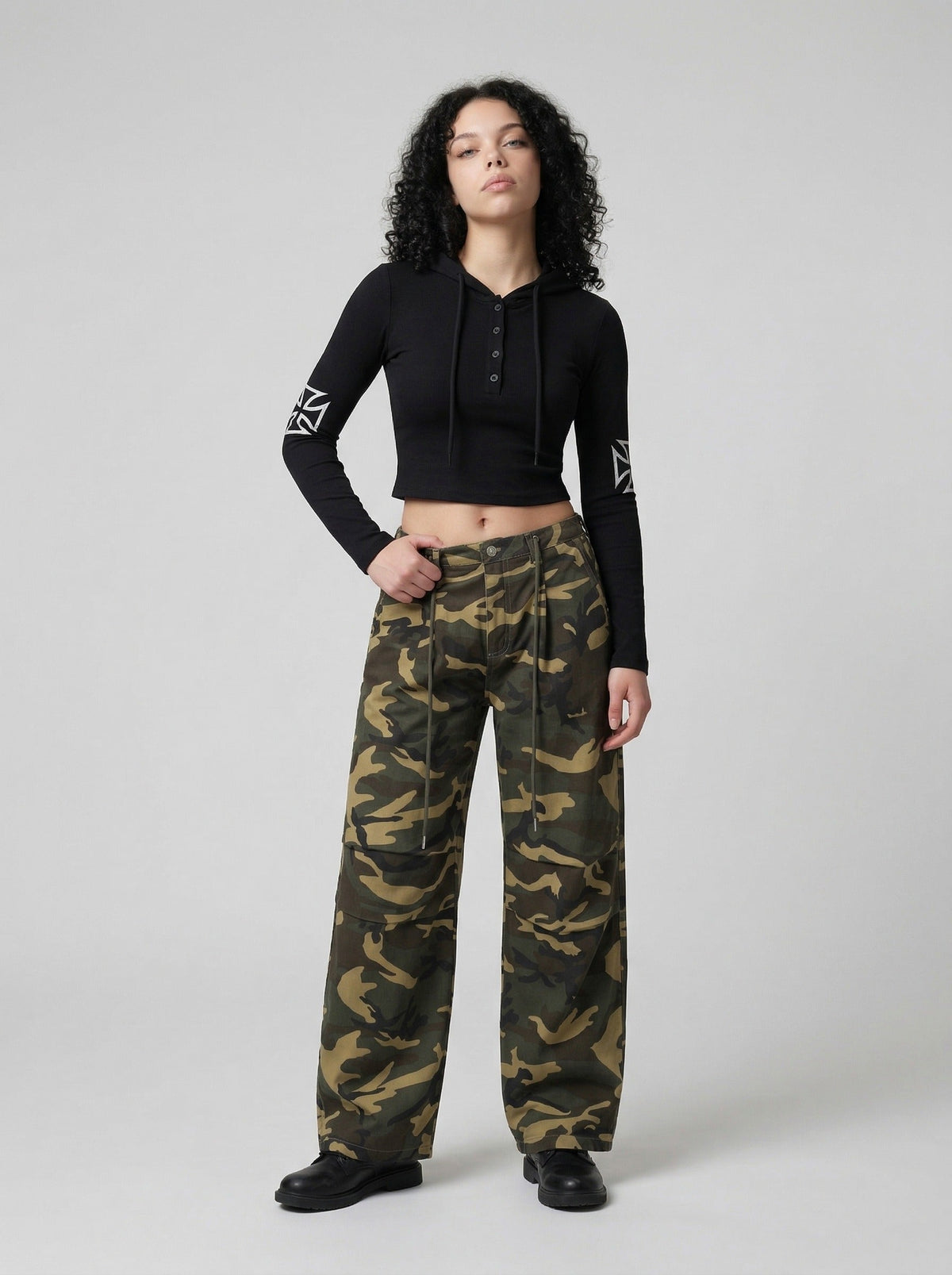 DAXUEN Cropped hooded long-sleeved top with graphics — model photo