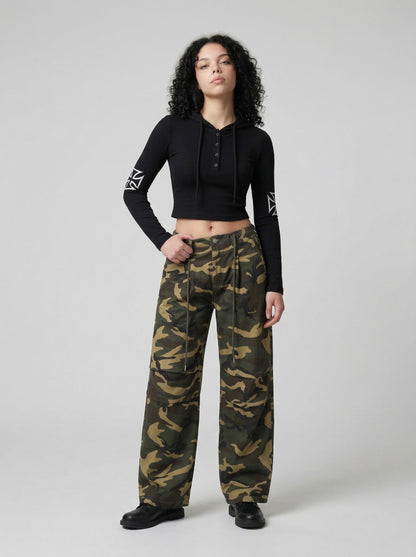 DAXUEN Cropped hooded long-sleeved top with graphics — model photo