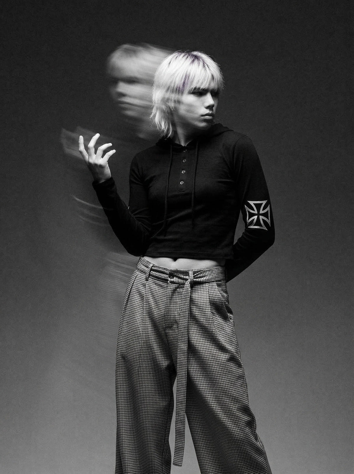 DAXUEN Cropped hooded long-sleeved top with graphics — model photo