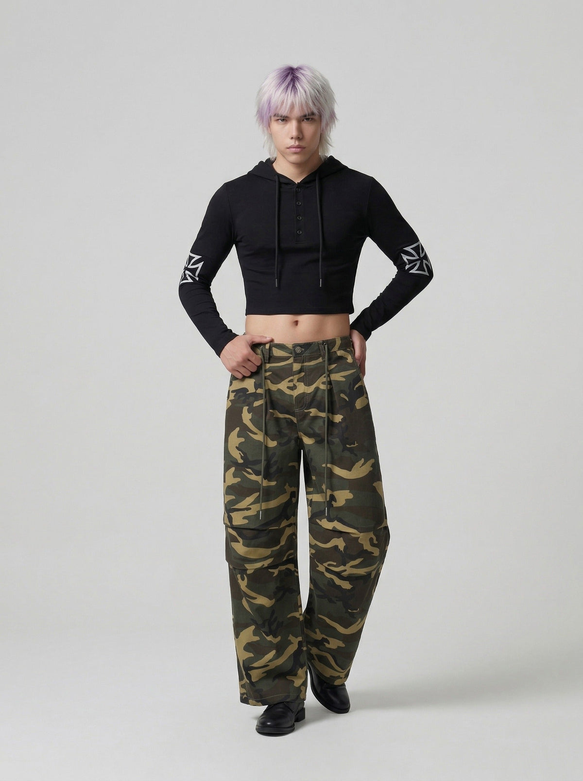 DAXUEN Cropped hooded long-sleeved top with graphics — model photo