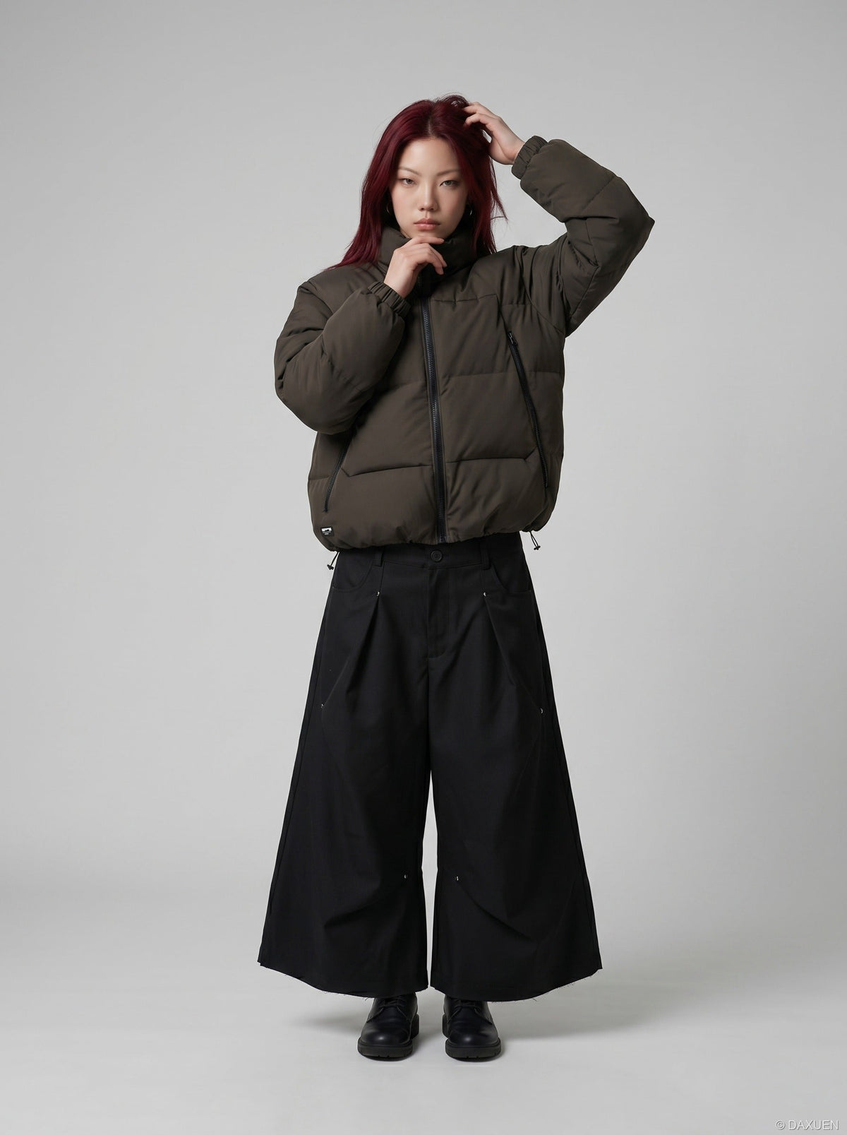 DAXUEN Cropped wide-leg trousers in black and charcoal grey — model photo