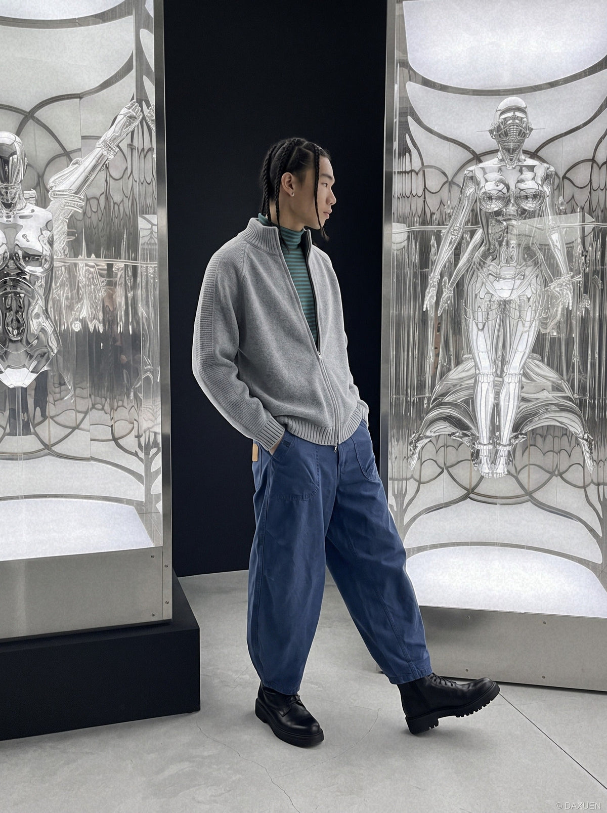 DAXUEN deep blue oversized barrel-leg pants — model photo