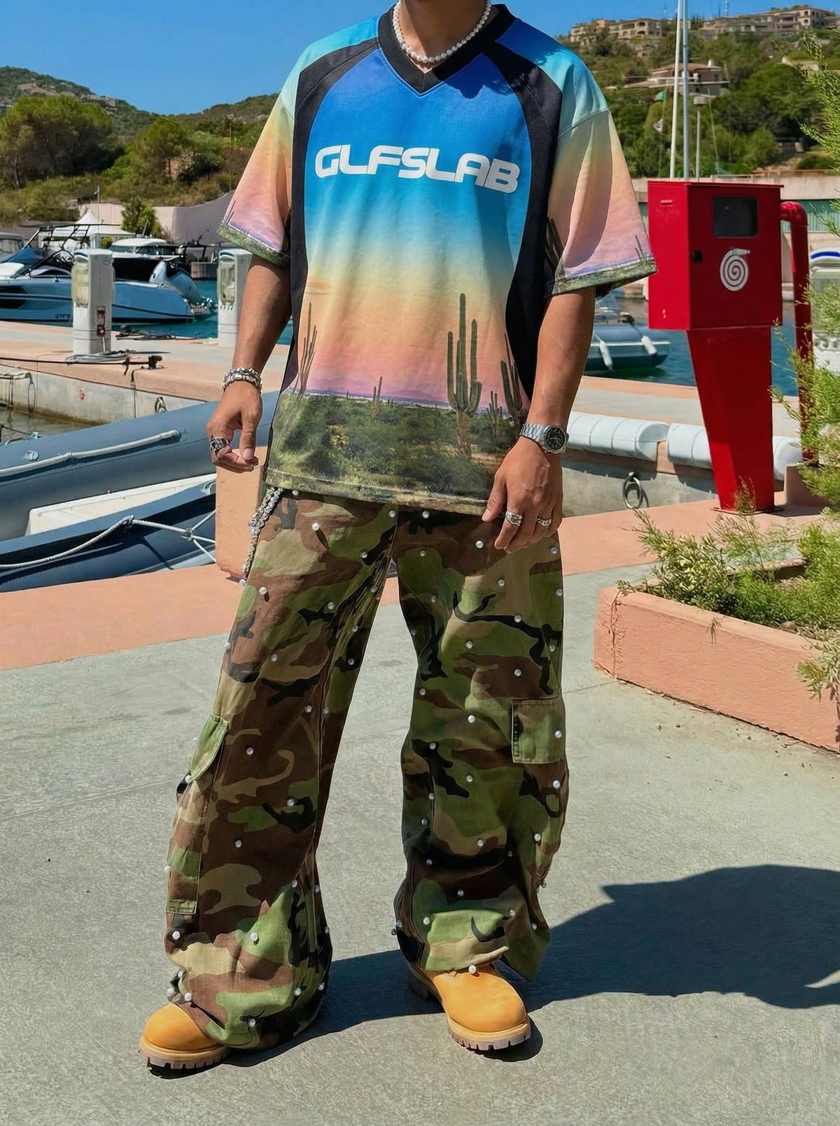 DAXUEN Desert landscape print short-sleeved graphic T-shirt — model photo