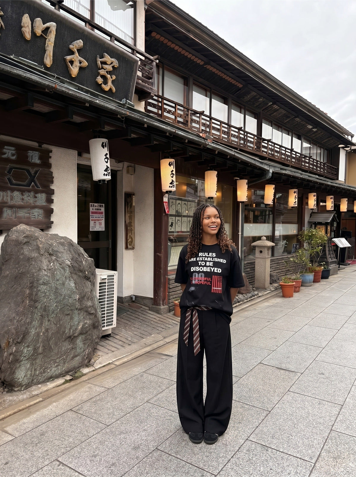 DAXUEN Oversized graphic print black and cream t-shirt — model photo