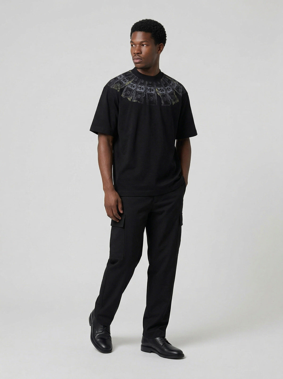 DAXUEN Short-sleeved graphic t-shirt with dollar bill print — model photo
