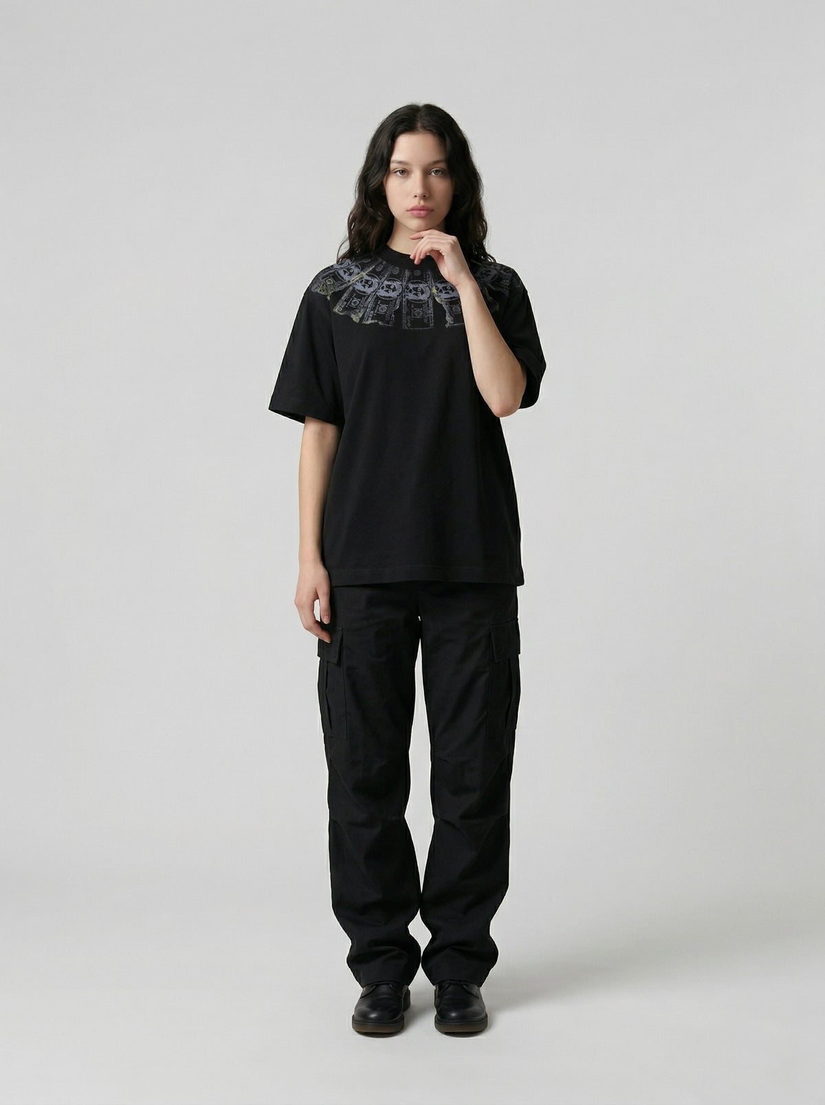 DAXUEN Short-sleeved graphic t-shirt with dollar bill print — model photo
