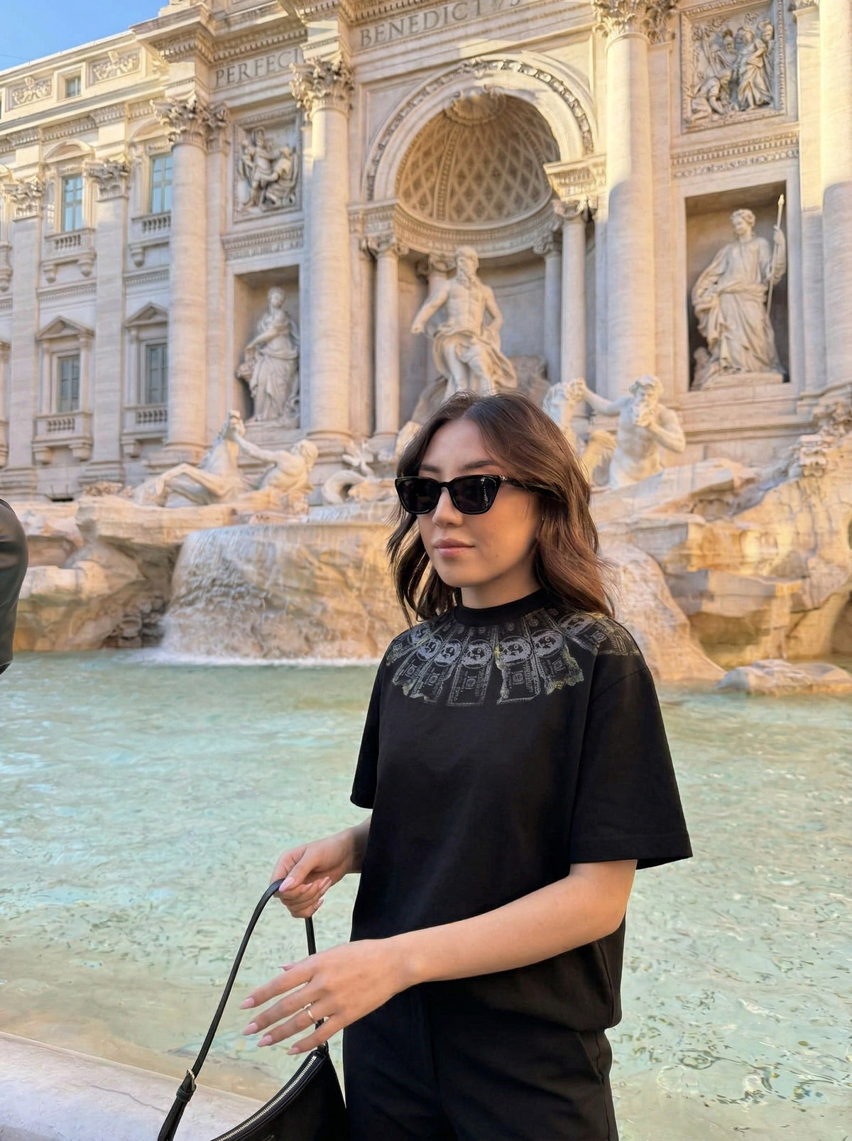 DAXUEN Short-sleeved graphic t-shirt with dollar bill print — model photo