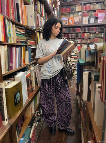 DAXUEN Distressed cross patch short-sleeved T-shirt — model photo