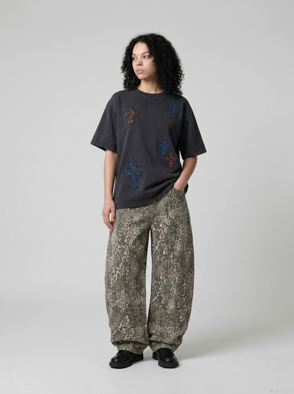 DAXUEN Distressed cross patch short-sleeved T-shirt — model photo