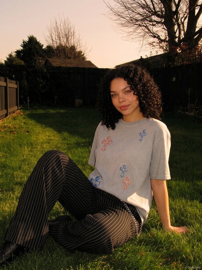 DAXUEN Distressed cross patch short-sleeved T-shirt — model photo