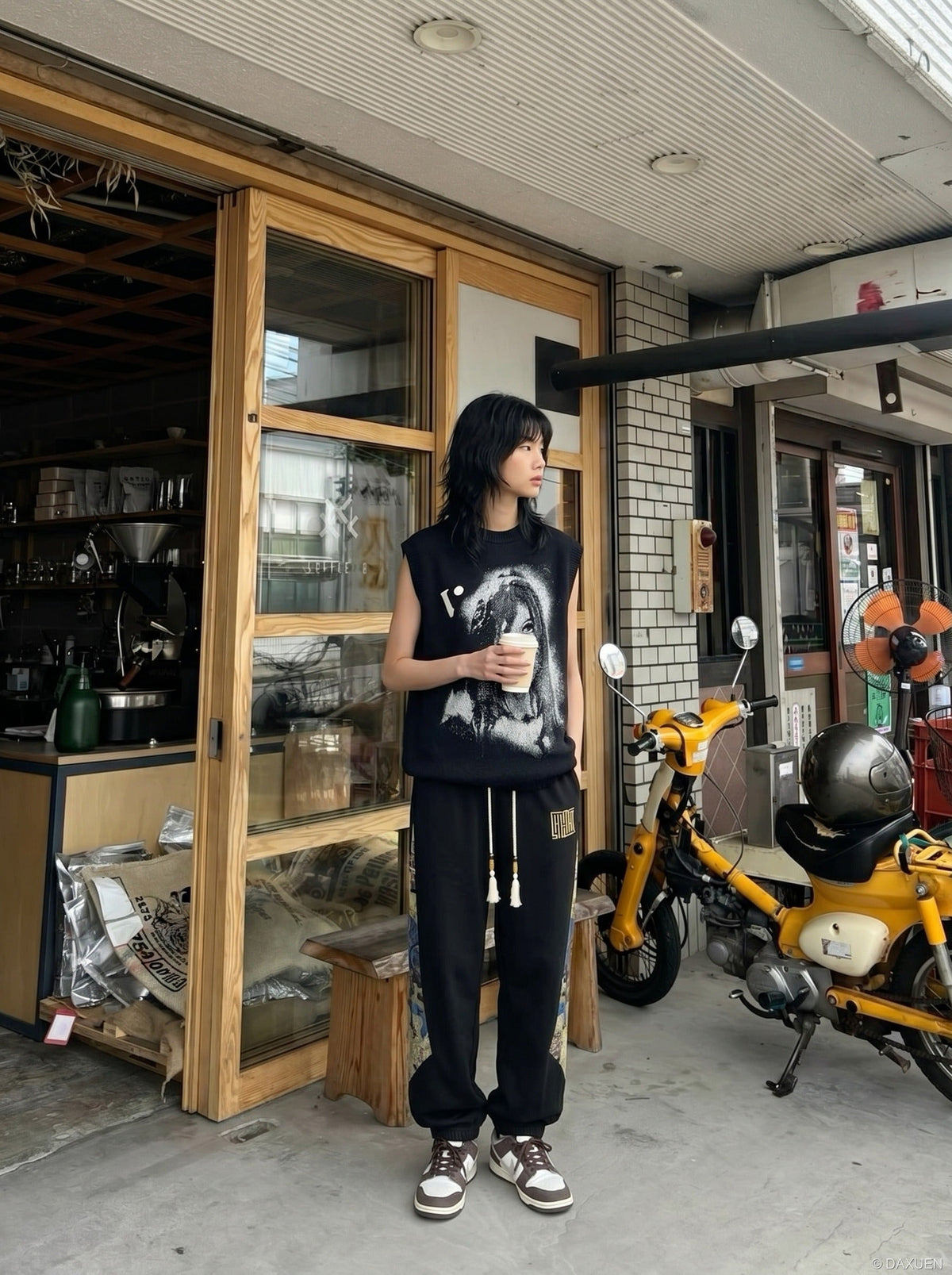 DAXUEN Sleeveless black knit vest with graphic design