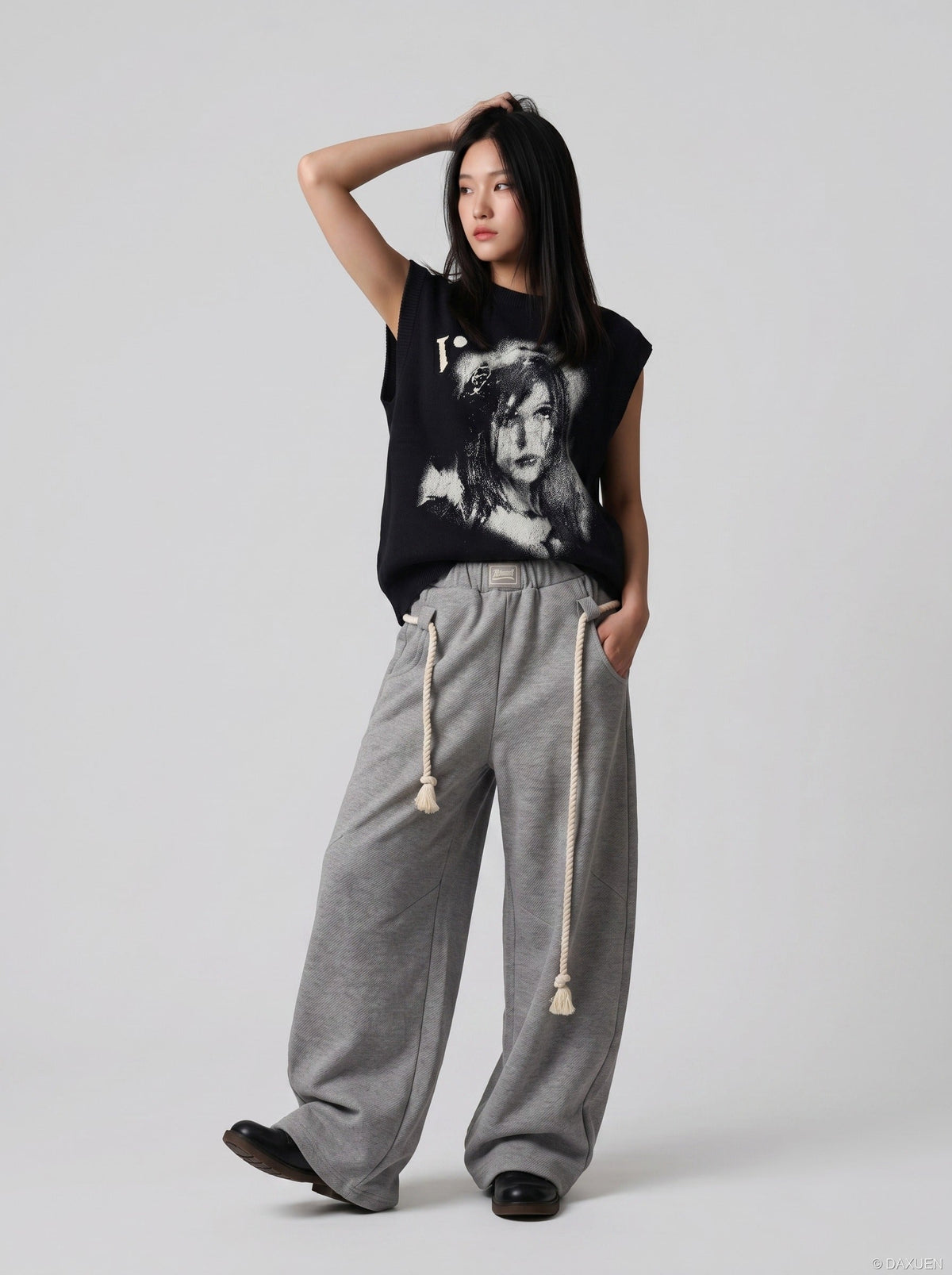 DAXUEN Sleeveless black knit vest with graphic design — model photo