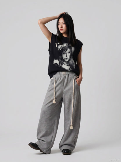 DAXUEN Sleeveless black knit vest with graphic design — model photo