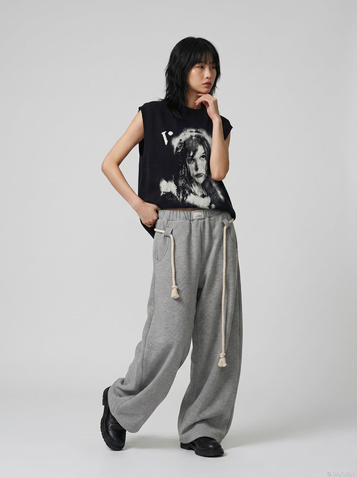 DAXUEN Sleeveless black knit vest with graphic design — model photo