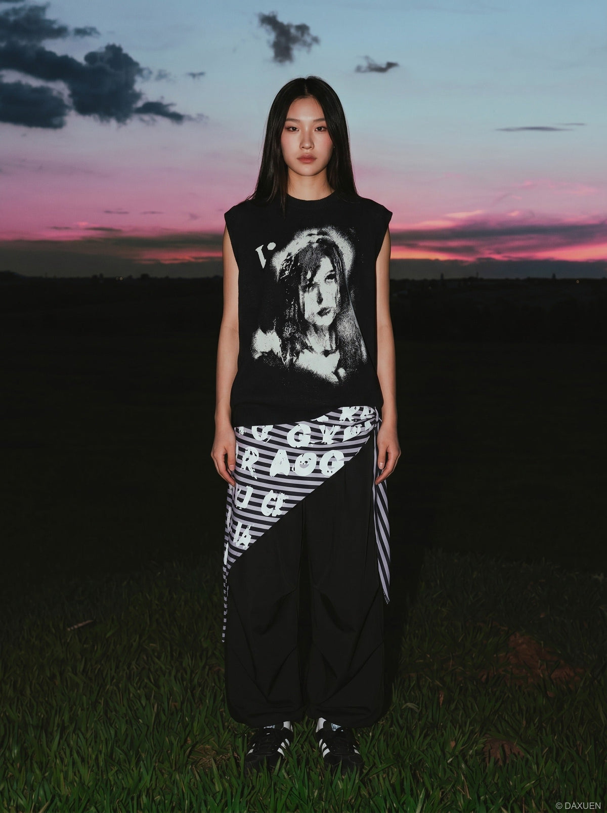 DAXUEN Sleeveless black knit vest with graphic design