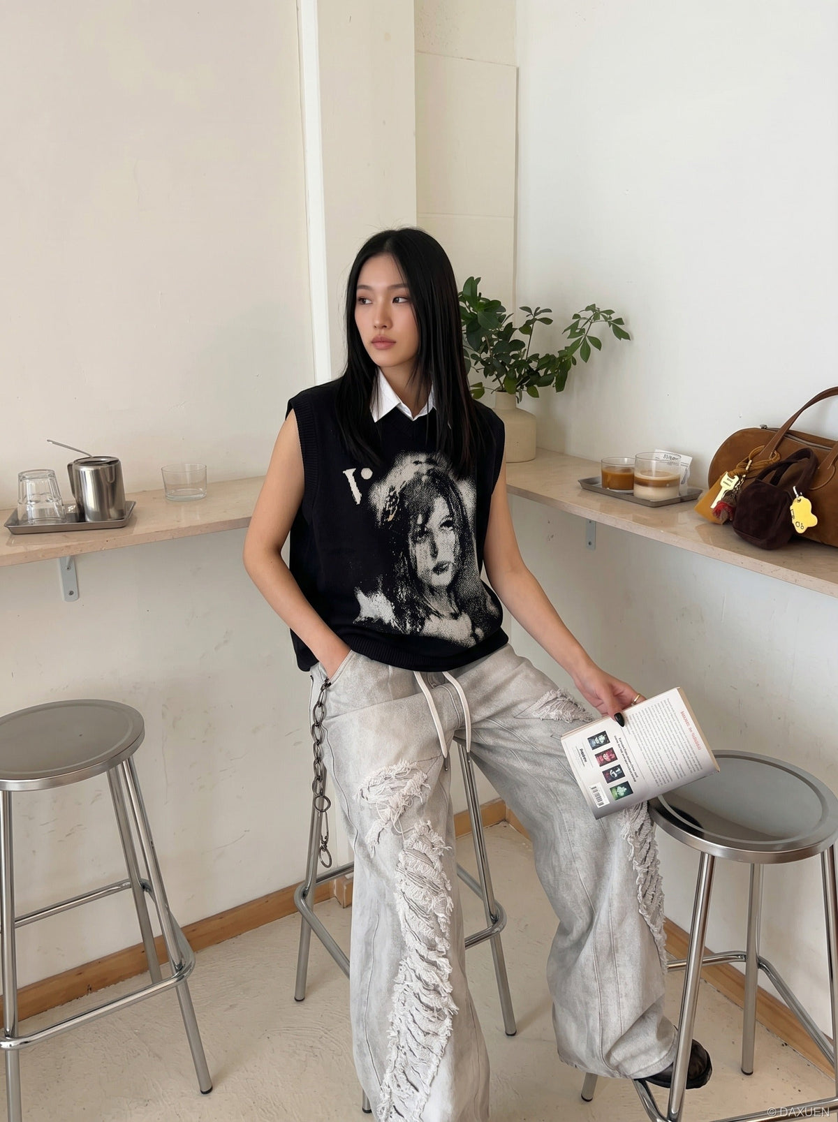 DAXUEN Sleeveless black knit vest with graphic design — model photo