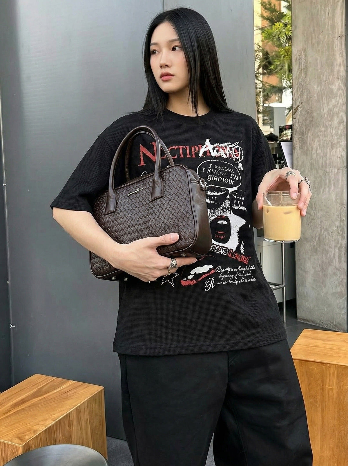 DAXUEN Black short-sleeved t-shirt with distressed graphic design — model photo