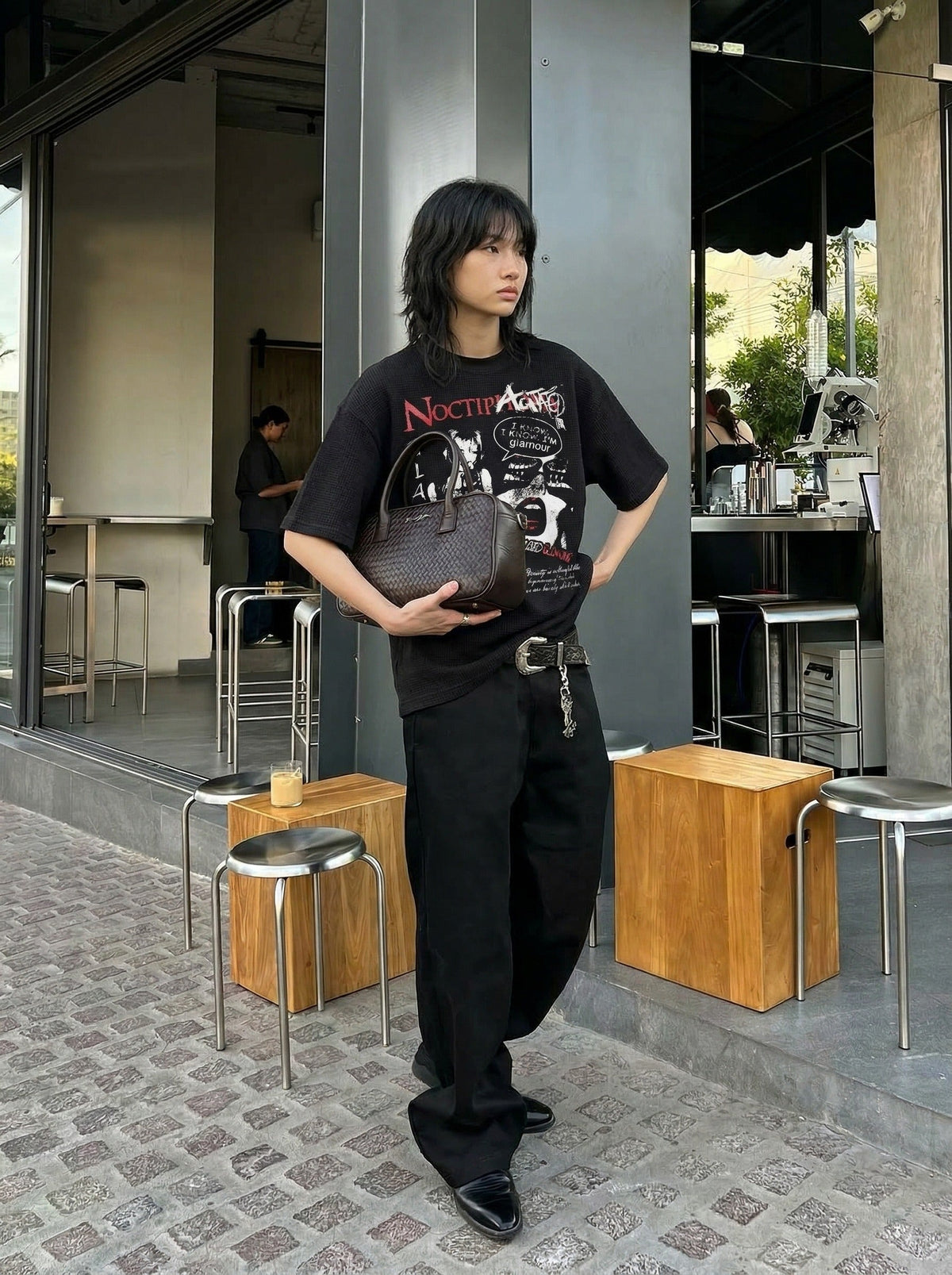 DAXUEN Black short-sleeved t-shirt with distressed graphic design — model photo