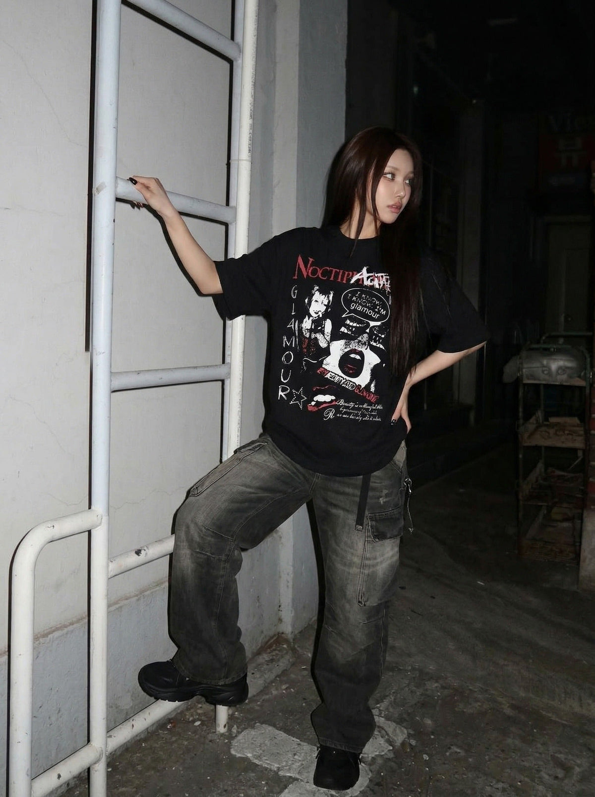 DAXUEN Black short-sleeved t-shirt with distressed graphic design — model photo