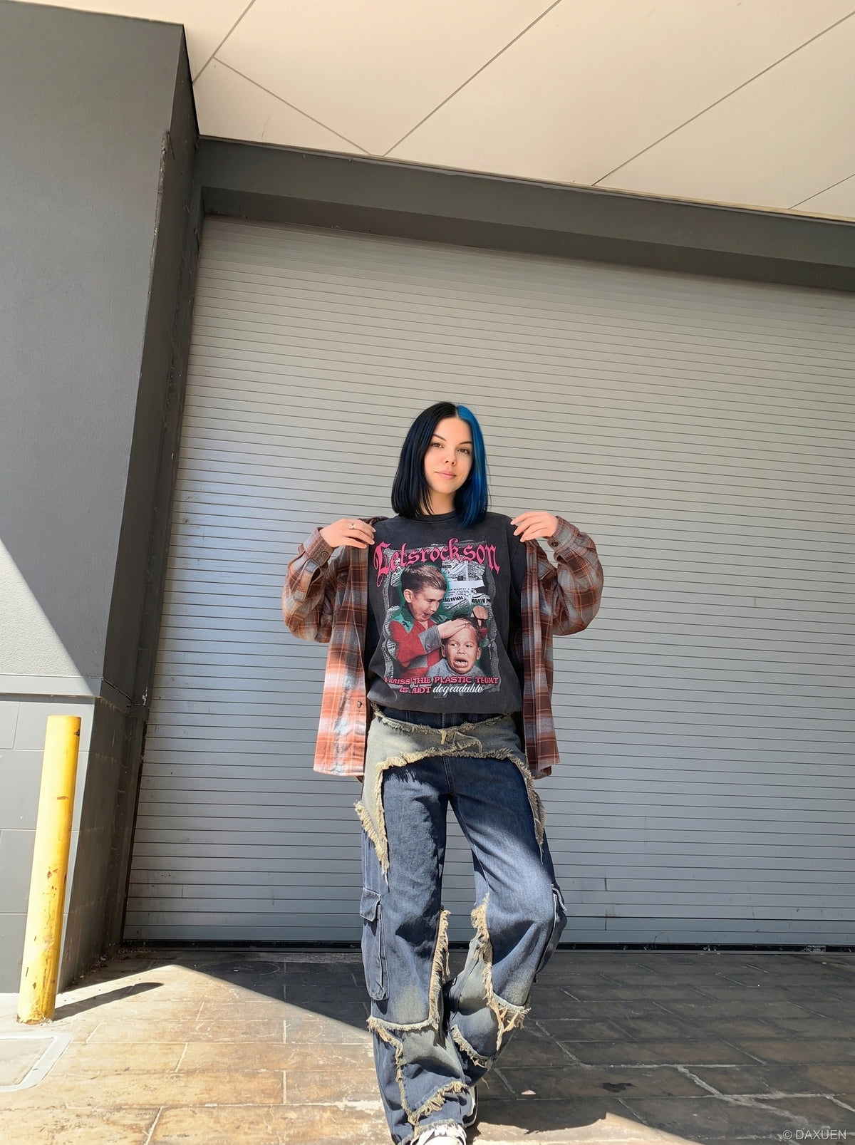 DAXUEN Distressed graphic short-sleeved T-shirt — model photo
