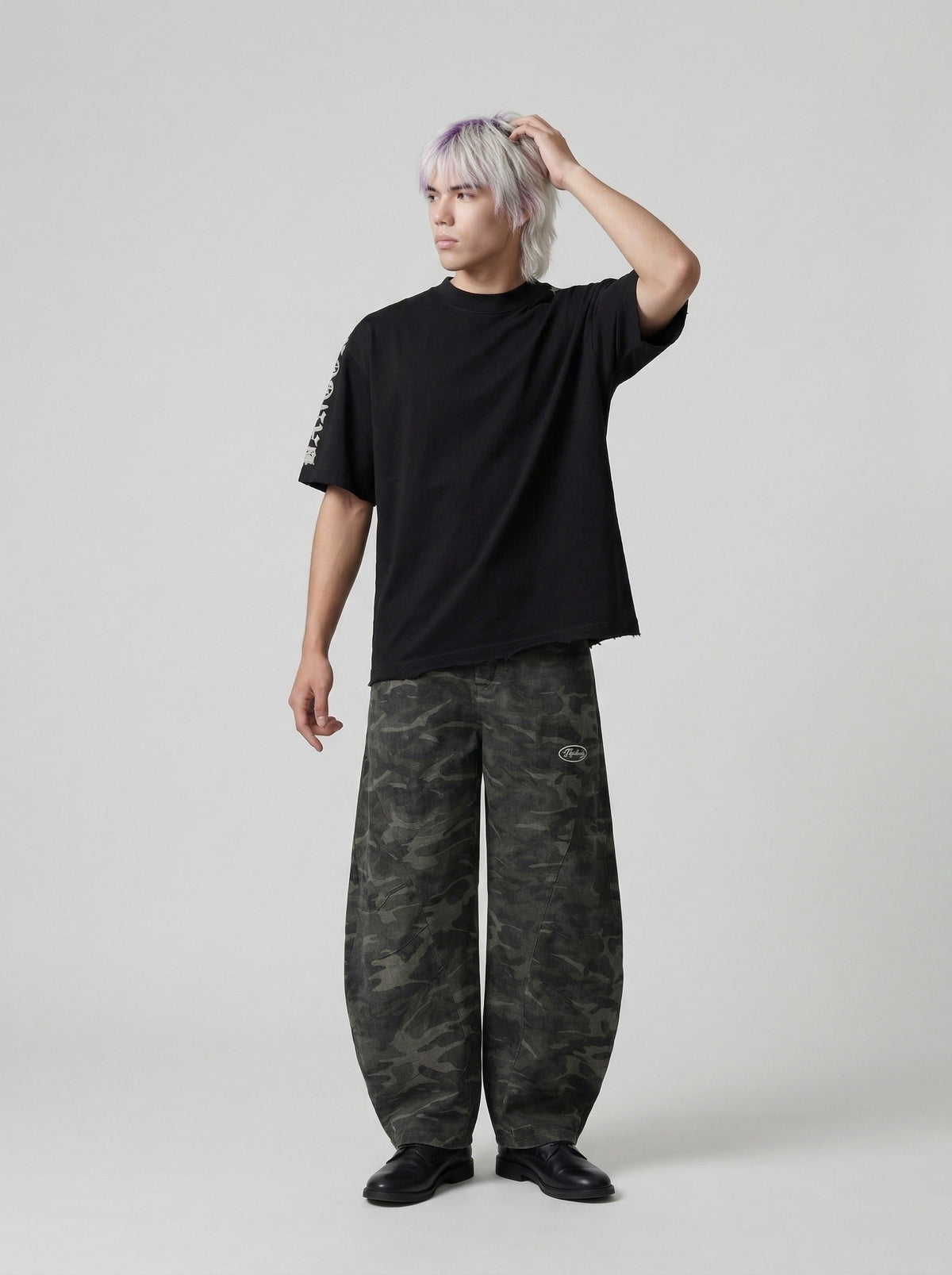 DAXUEN Distressed short-sleeved graphic t-shirt — model photo